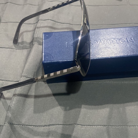 Louis Vuitton - Picture 3 of 3
